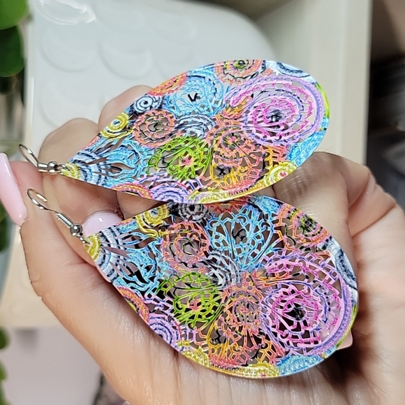 🔥LAST PAIR🔥 Impressionist Floral Drop Earrings - Picture 4 of 6